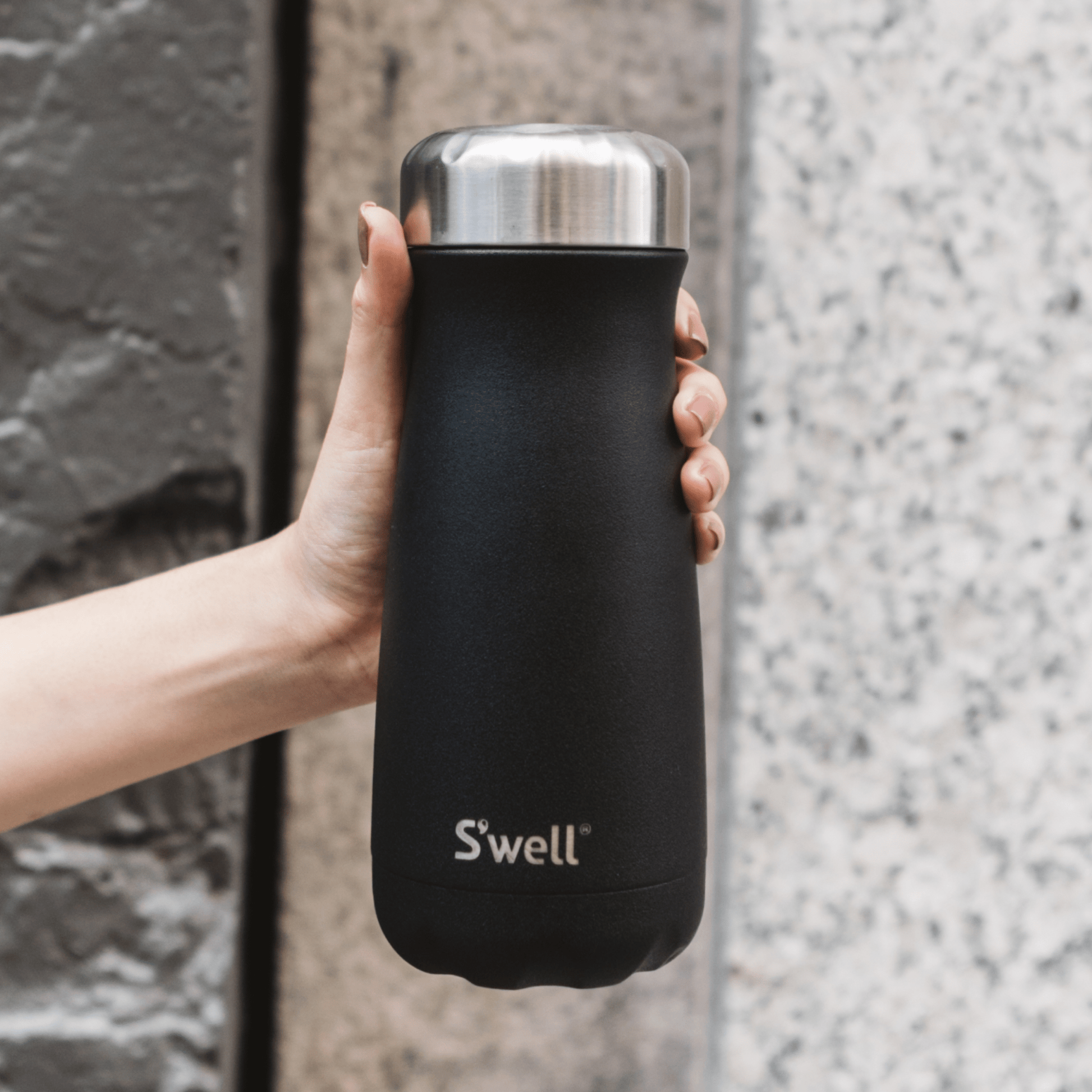 traveler-16oz-e3 Swell-Water-Bottle-Traveler-16oz-Black-Onyx-Lifestyle-1.png