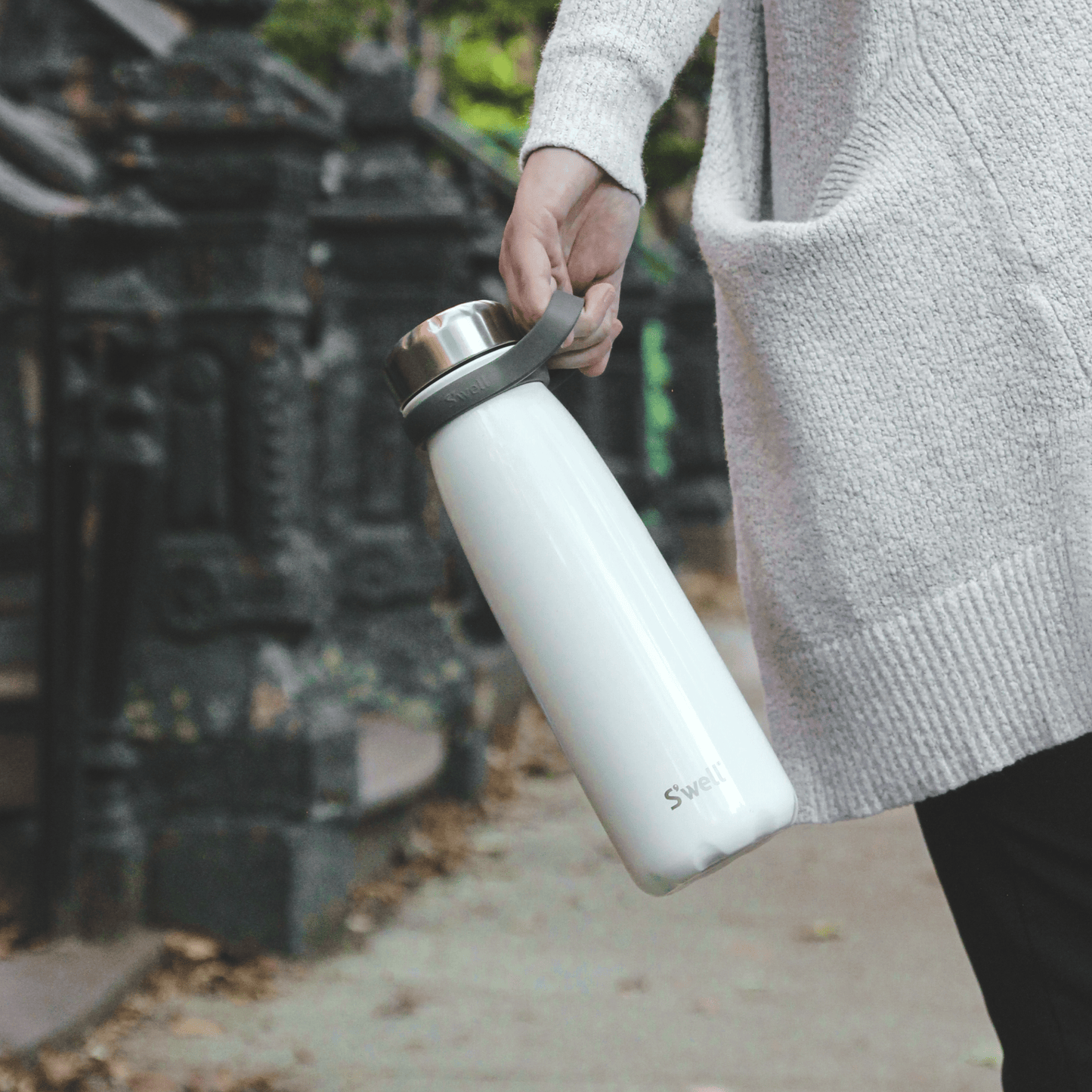traveler-40oz-e6 Swell-Water-Bottle-Traveler-40oz-White-Angel-Food-Lifestyle-1.png