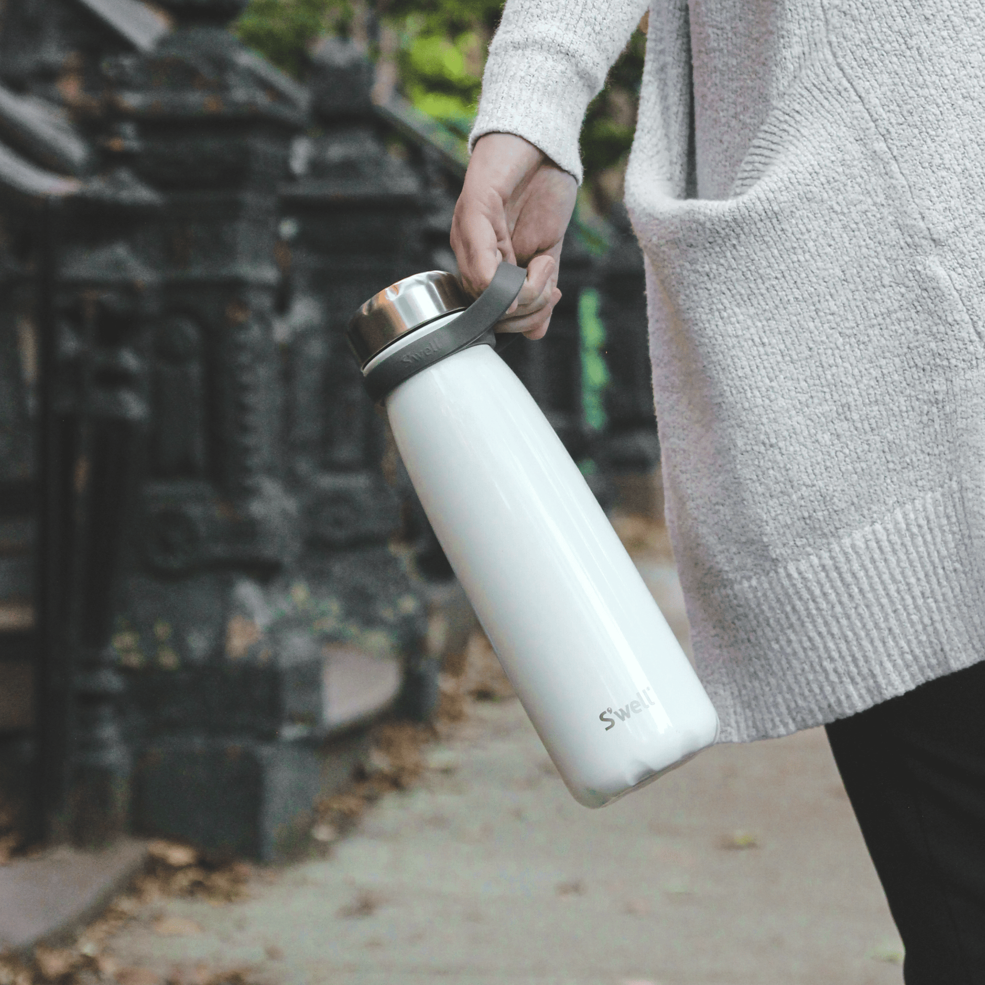 traveler-40oz-e6 Swell-Water-Bottle-Traveler-40oz-White-Angel-Food-Lifestyle-1.png